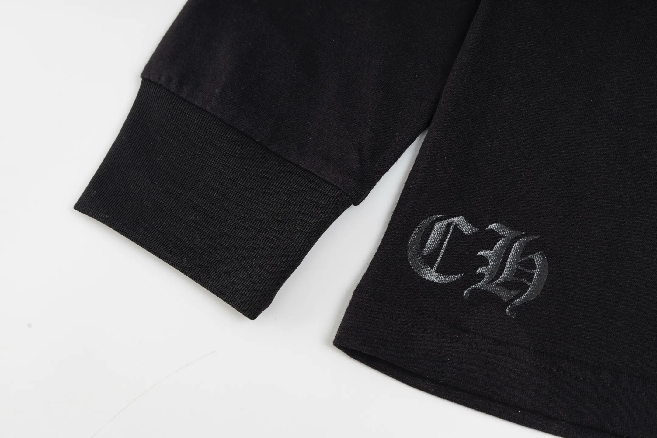🅿️340 [Exclusive supply] CH Crow Heart Graffiti Limited Long Sleeve (Black) The fabric is made of 26-woven 220g cotton, and the printing is printed with ink. The most important thing is that the leather is sewn by hand (handwork involves high costs). A lot of effort has been put into the fabric, hardware and craftsmanship. The top quality and industry benchmark in the market are only owned by a few people. The overall wiring is straight and delicate, the fabric is comfortable and soft, and the color is consistent without color difference. It can be matched with the same style to create a fashionable look and control various occasions. Customized accessories, complete with three standards, same style for men and women! Size:S/M/L